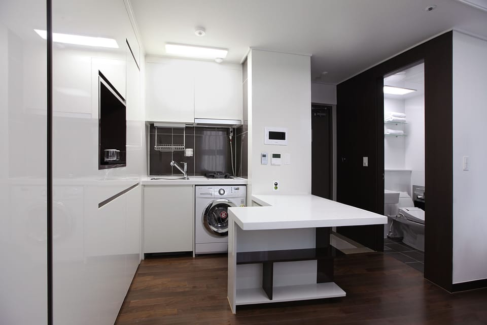 Deluxe Double Room | Private kitchenette | Fridge, microwave, electric kettle, cookware/dishes/utensils