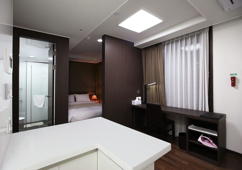Deluxe Double Room | In-room safe, desk, iron/ironing board, free WiFi