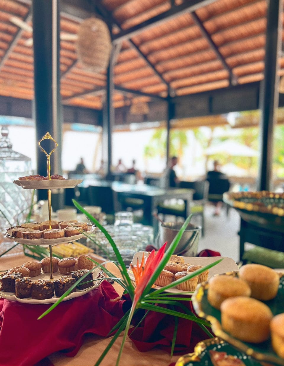 2 restaurants; breakfast, lunch, dinner, and brunch served