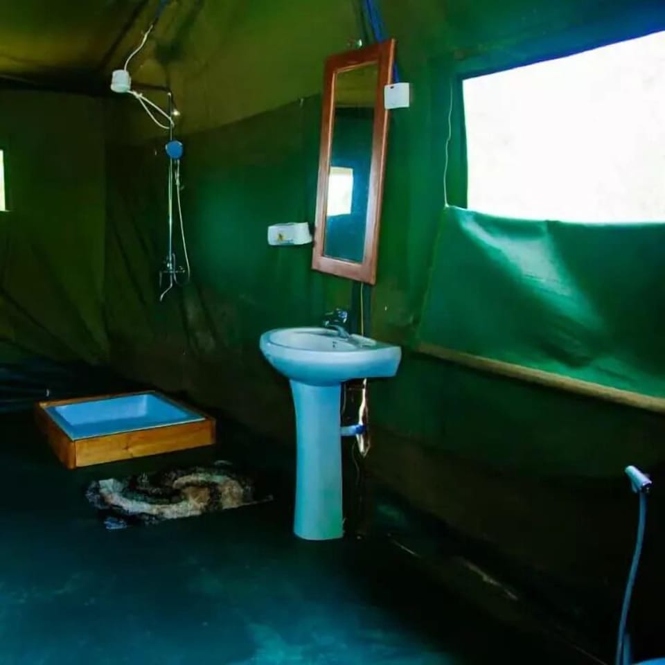 Luxury Tent | Bathroom | Slippers, towels