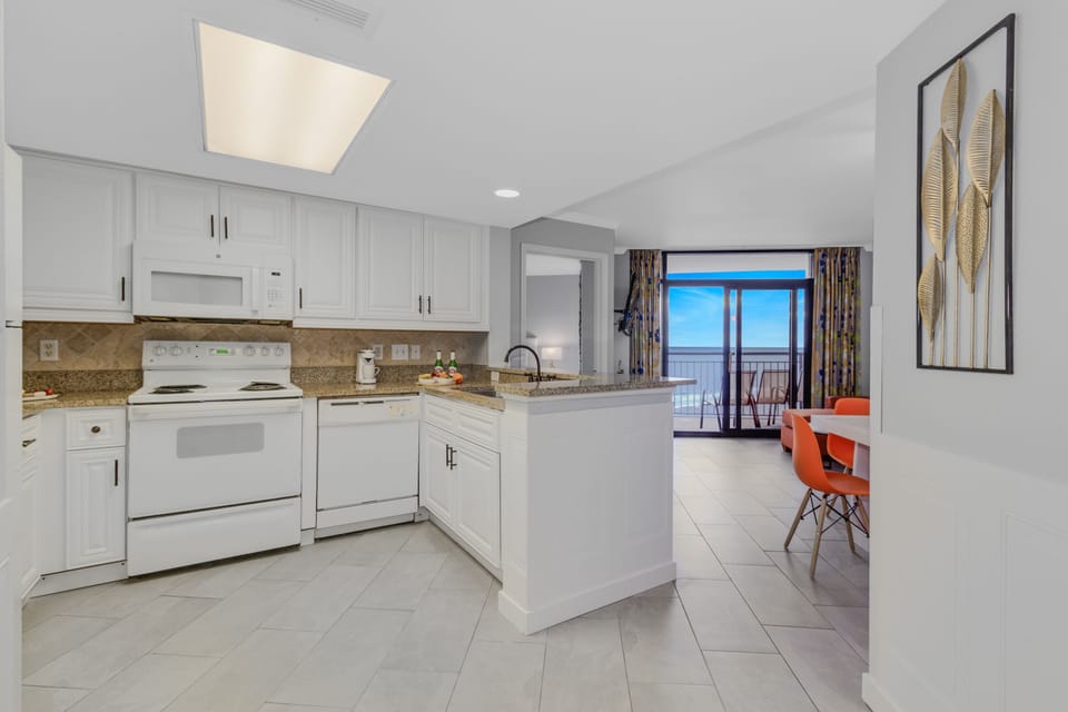 Elegant and functional: Your coastal kitchen retrea!
