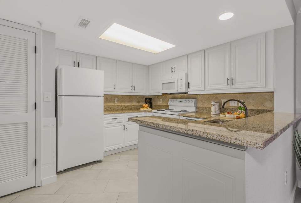 Elegant and functional: Your coastal kitchen retrea!