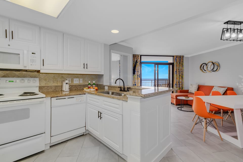Elegant and functional: Your coastal kitchen retrea!
