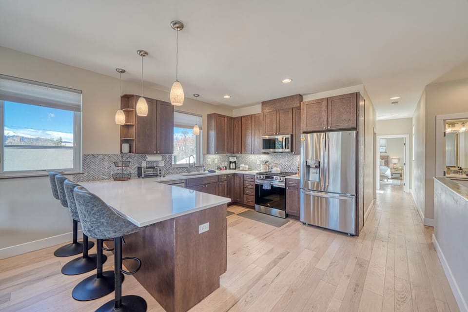 Gather together and unleash your inner cook in this chef inspired full size kitchen