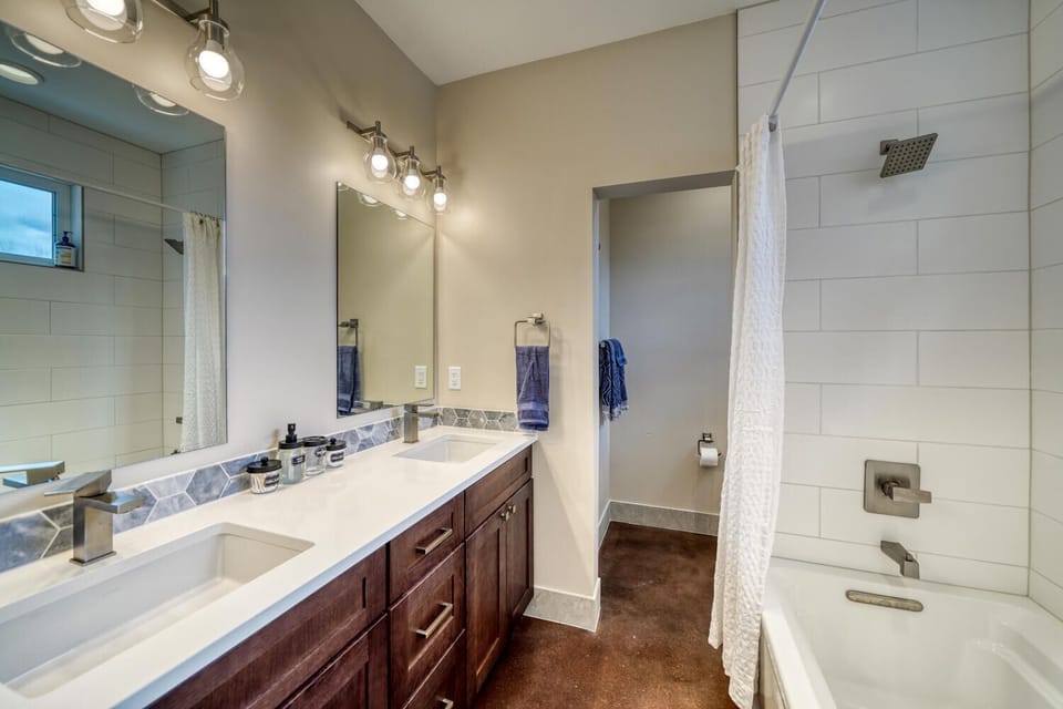 ~Off 1st floor Master Bedroom 
~Double Vanity
~Shower/bathtub combo
~Towels and Soaps Provided
~Hair Dryer