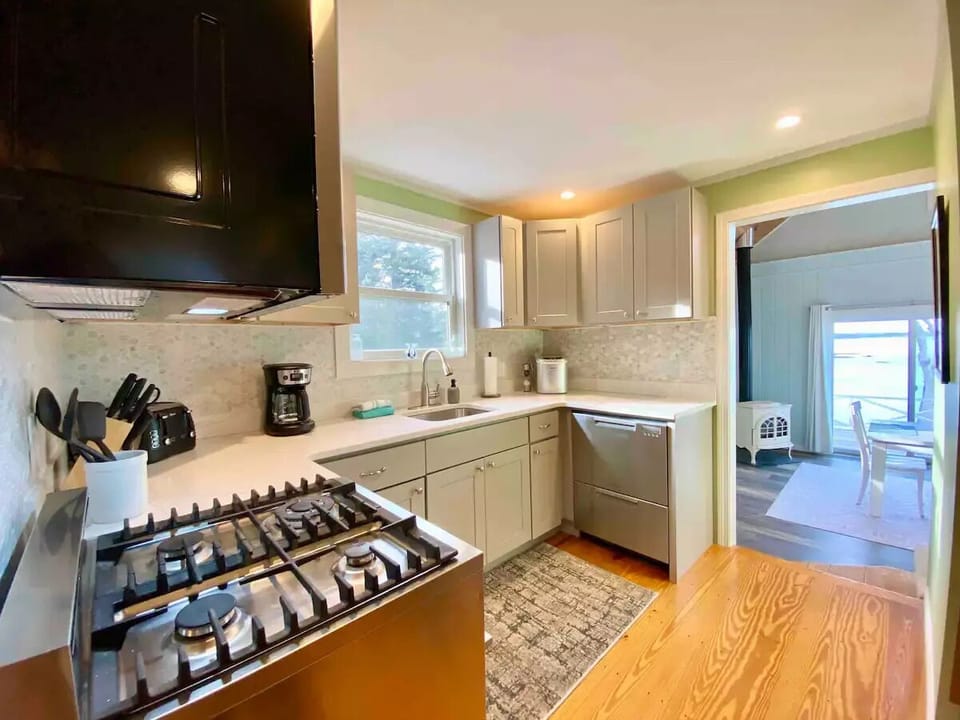 Full Kitchen
Dishwasher, Fridge, Microwave, Stove, Ice Maker, Toaster, Coffee