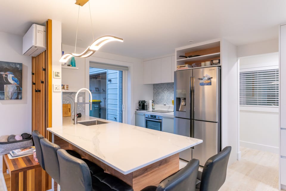 Full-size fridge, microwave, oven, stovetop