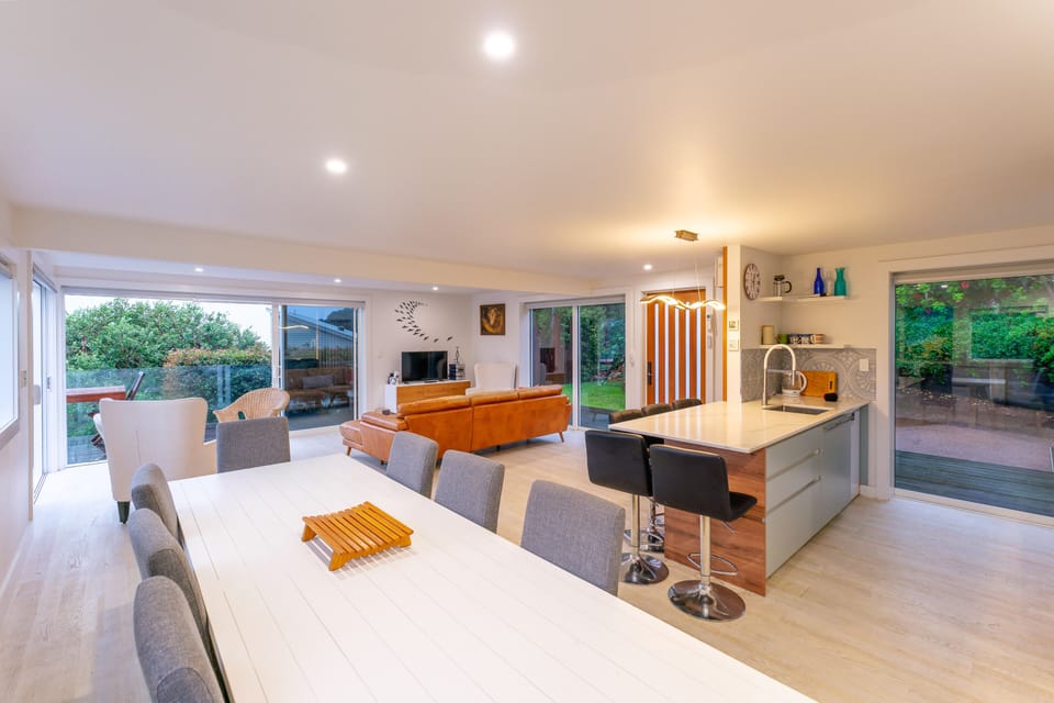 Full-size fridge, microwave, oven, stovetop