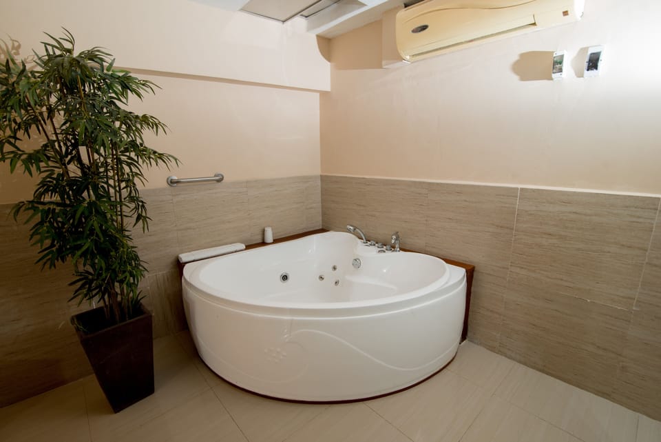 Executive Studio Suite | Bathroom | Combined shower/tub, deep soaking tub, hair dryer (on request), towels
