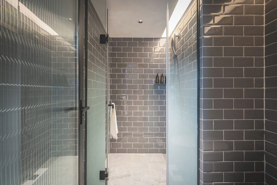 Deluxe Twin Room, 1 Bedroom | Bathroom | Shower, hydromassage showerhead, designer toiletries, hair dryer