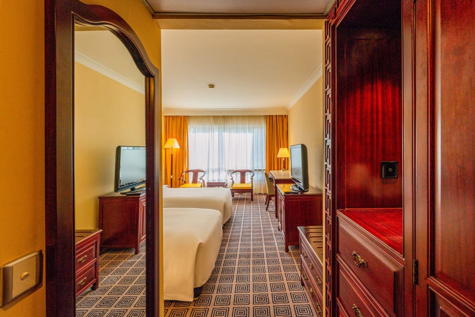 Deluxe Room | Down comforters, in-room safe, desk, blackout drapes