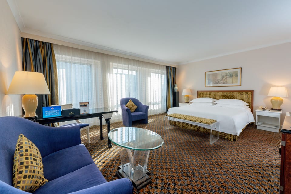Executive Room | Down comforters, in-room safe, desk, blackout drapes