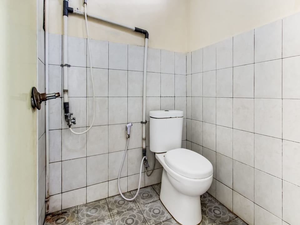 Twin Room | Bathroom | Shower, rainfall showerhead, towels, toilet paper