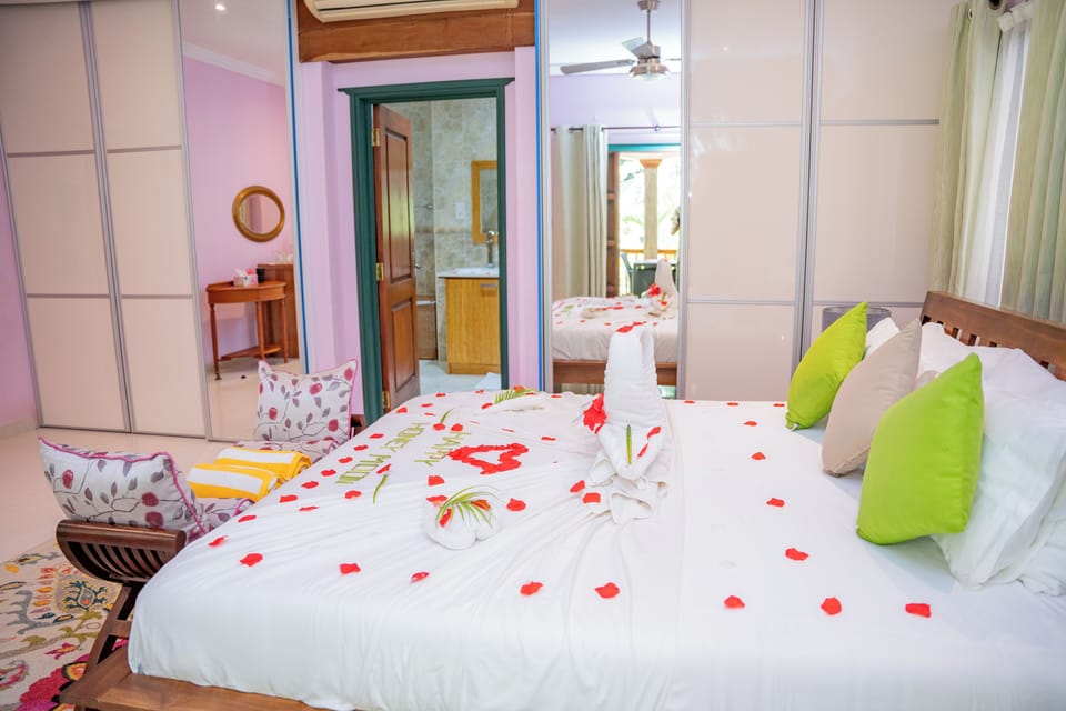 Deluxe Double Room (1) | Minibar, in-room safe, iron/ironing board (on request), WiFi (free)