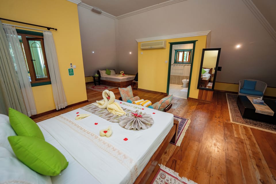 Family Double Room (5) | Minibar, in-room safe, iron/ironing board (on request), WiFi (free)