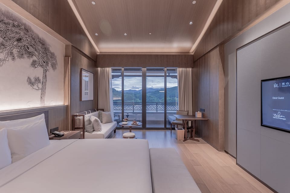 JINGLAN King | Premium bedding, down comforters, pillowtop beds, free minibar