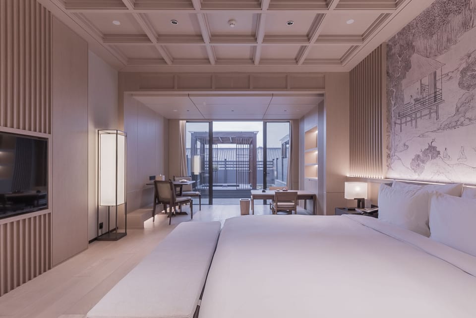 FUQUAN King | Premium bedding, down comforters, pillowtop beds, free minibar