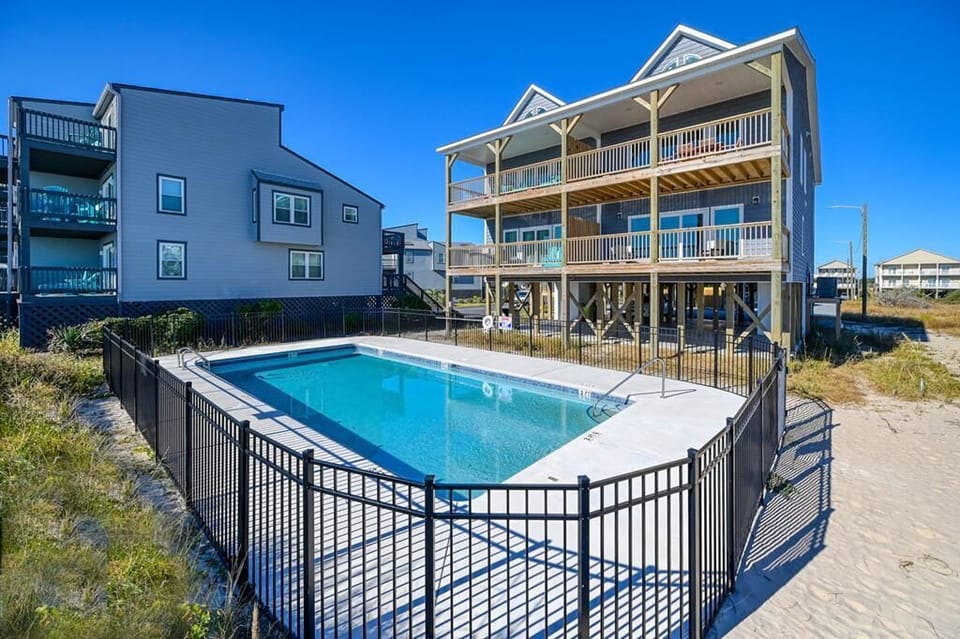 Oceanfront North Topsail with Shared Pool