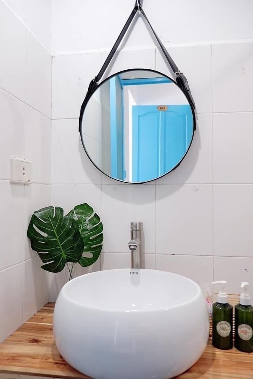 Rainfall showerhead, free toiletries, hair dryer, slippers