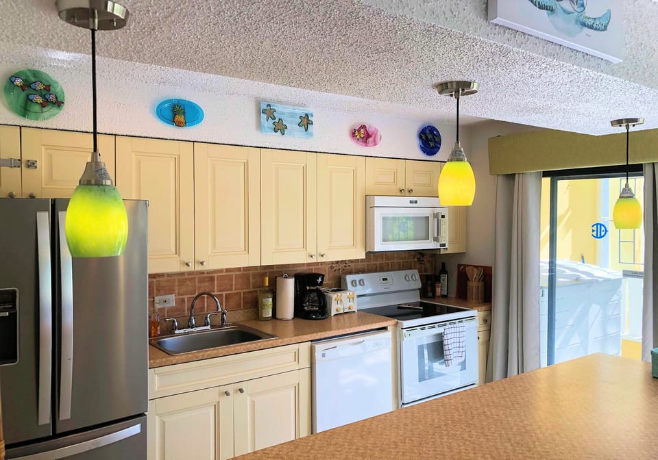 Full kitchen has all major appliances