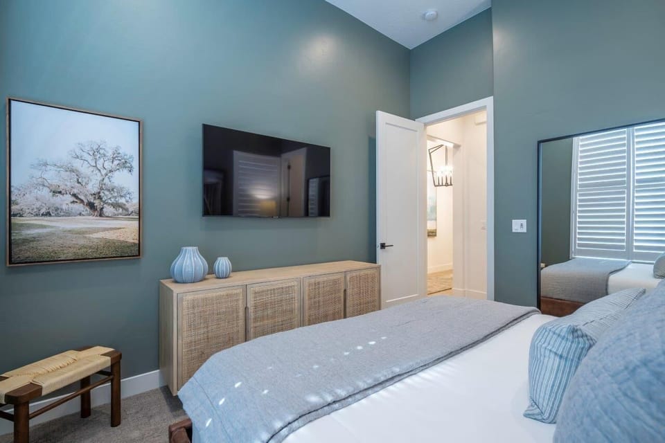 Bedroom 2, king bed, main floor