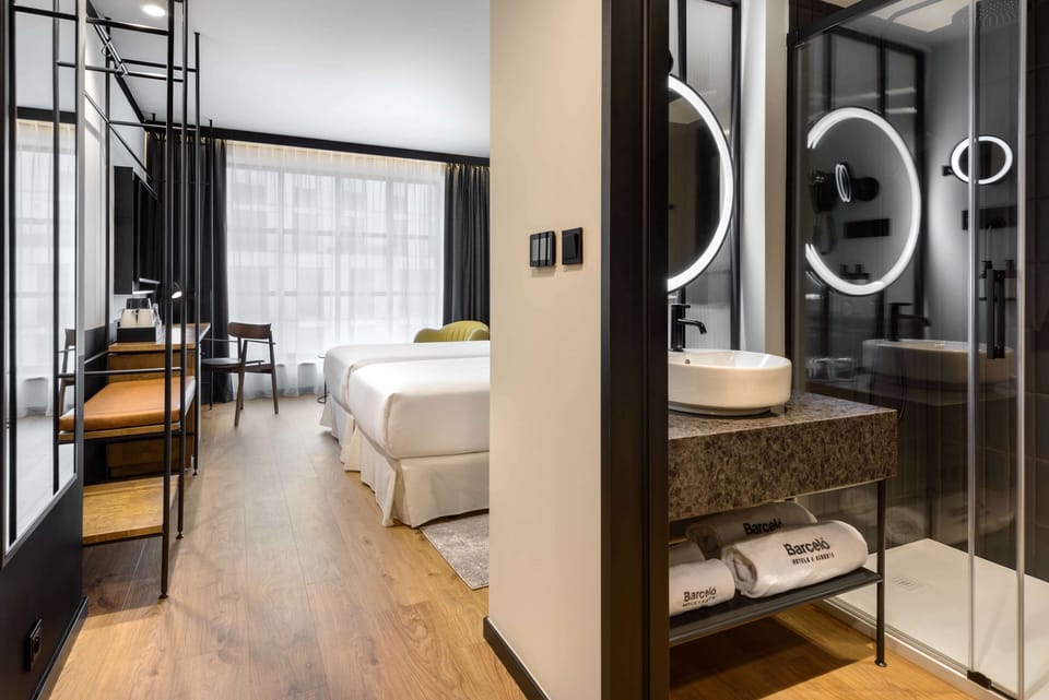 Shower, rainfall showerhead, free toiletries, hair dryer