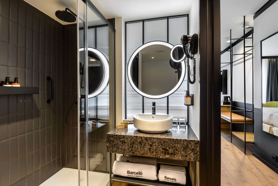 Superior Room | Bathroom | Shower, rainfall showerhead, free toiletries, hair dryer