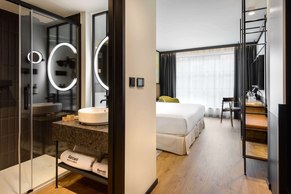 Shower, rainfall showerhead, free toiletries, hair dryer