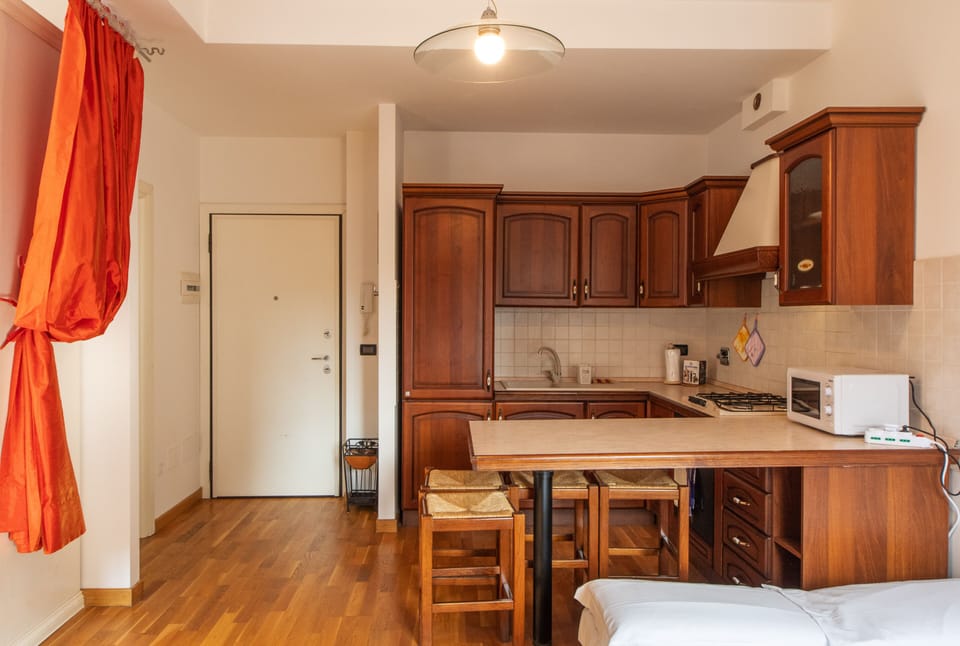Full-size fridge, microwave, oven, stovetop