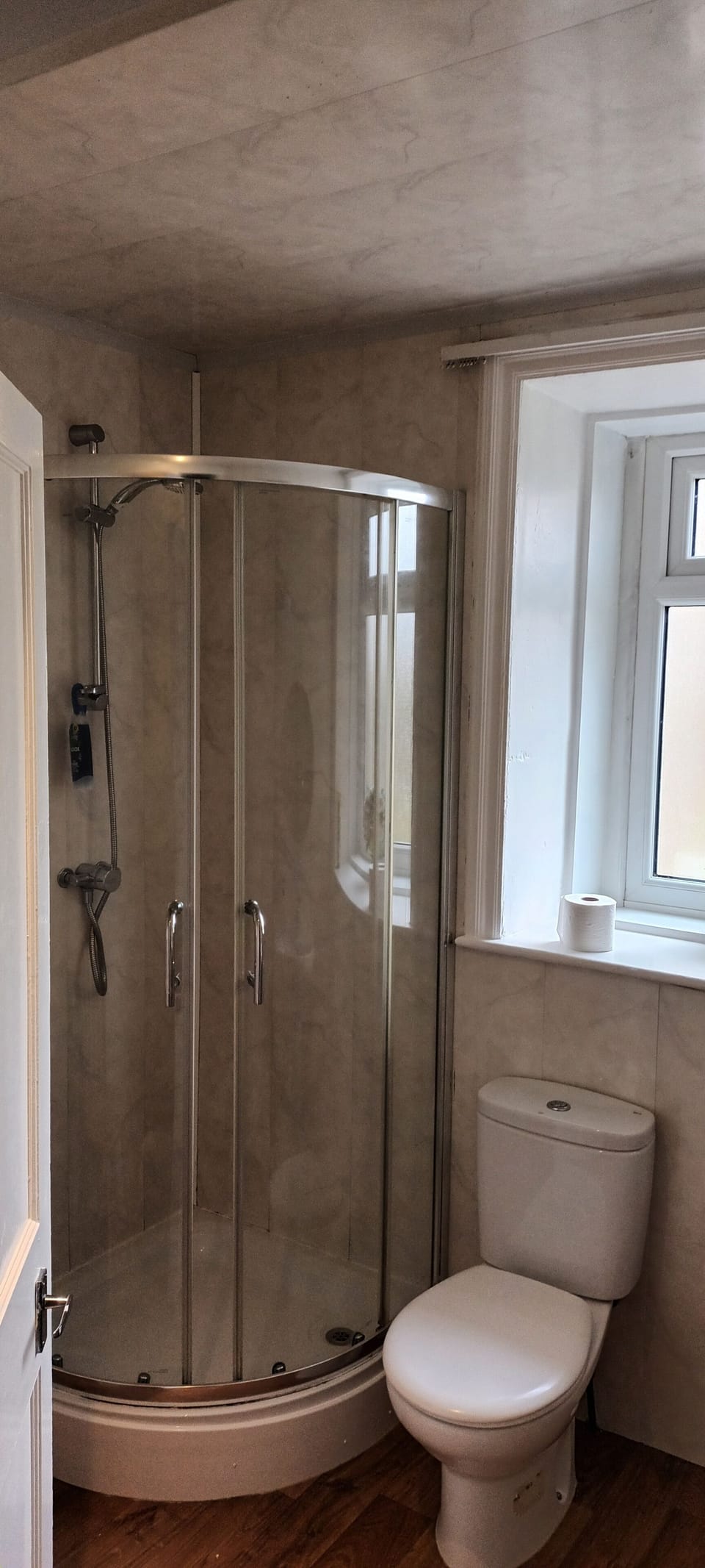 Basic Studio | Bathroom