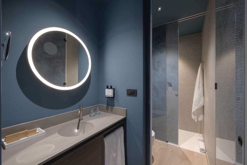 Junior Room | Bathroom | Shower, rainfall showerhead, free toiletries, hair dryer