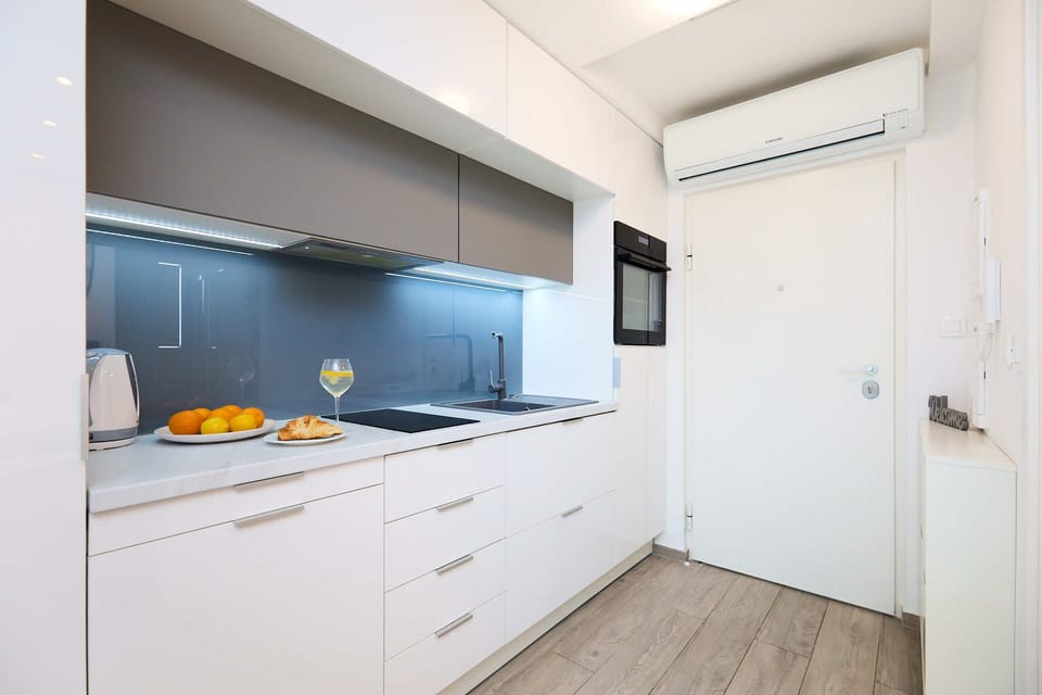 Apartment (0 Bedroom) | Private kitchen | Oven