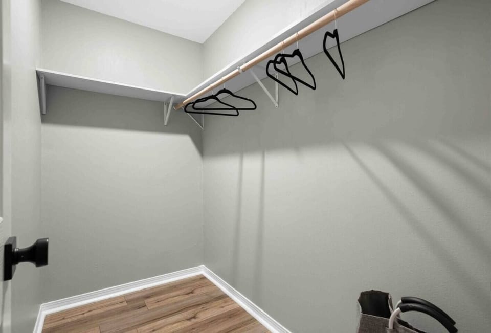 Master suite walk-in closet 