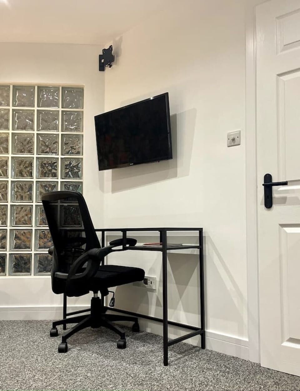 Workstation with ergonomic chair in main bedroom. Plus a smart Tv above. 
