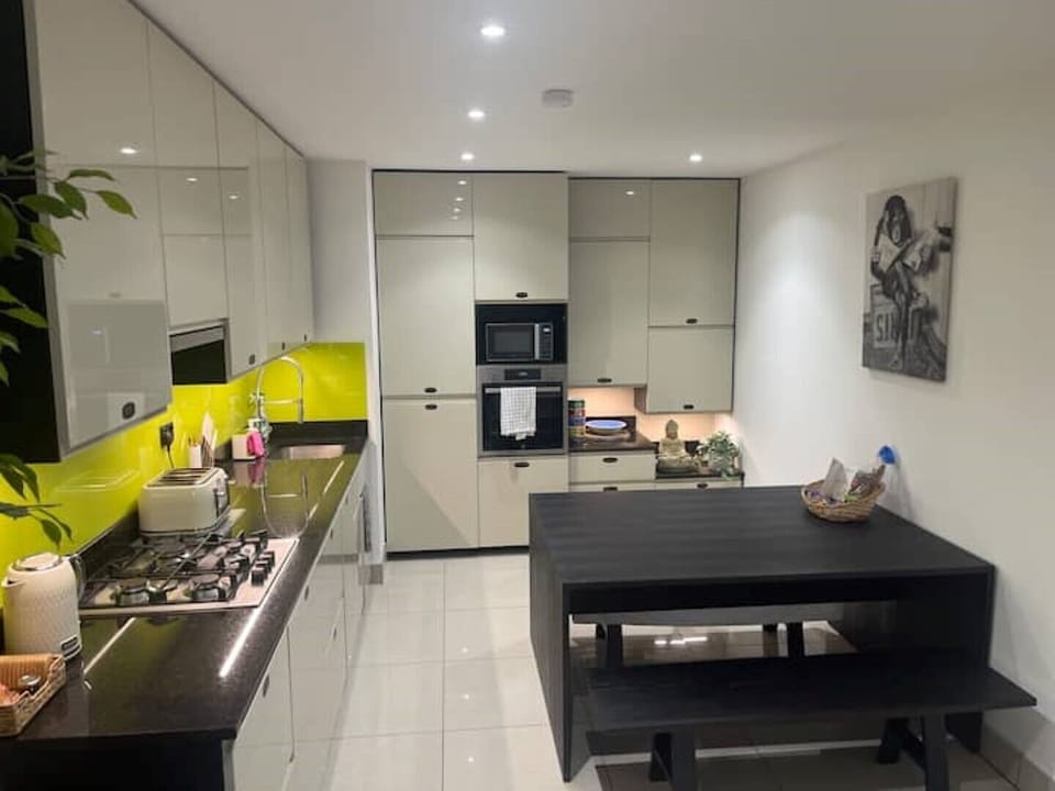 Modern kitchen, gas hob, e-oven, kettle, microwave, dishwasher, fridge/freezer