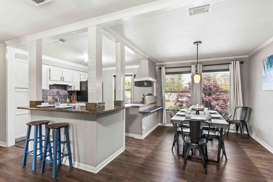 Breakfast bar and dining area upstairs
