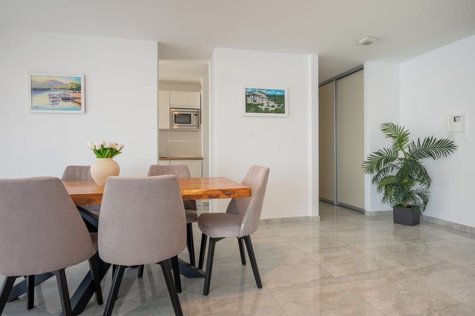 Apartment (2) | In-room dining