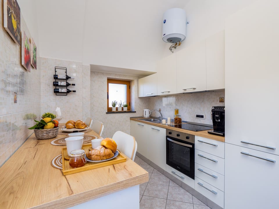 Panoramic Apartment | Private kitchen | Full-size fridge, oven, stovetop, cookware/dishes/utensils