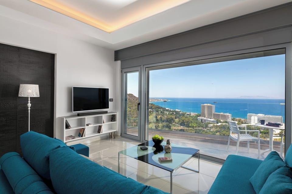 Apartment, 1 Bedroom, Smoking, Balcony | Living room | Books