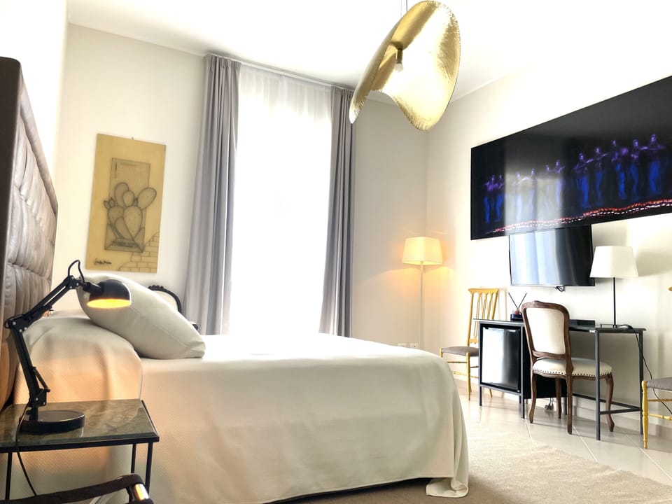 Deluxe Room | Hypo-allergenic bedding, memory foam beds, minibar, in-room safe