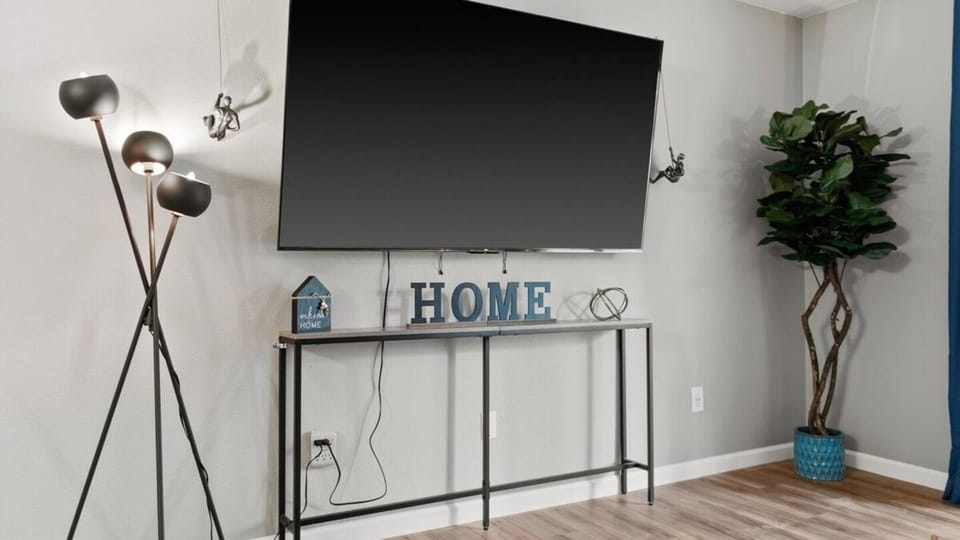70" smart TV in the living room and 42" smart TVs in both bedrooms