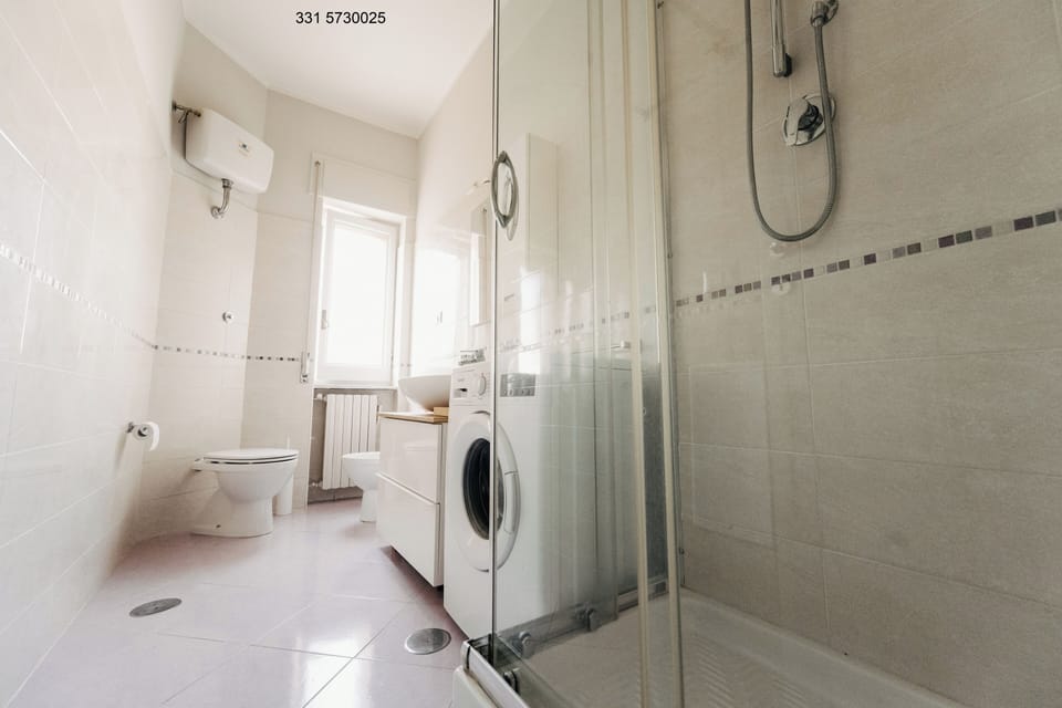 Comfort Triple Room | Bathroom | Shower, rainfall showerhead, free toiletries, hair dryer
