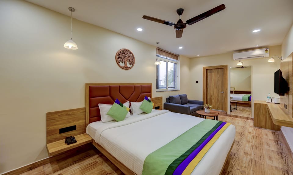 Deluxe Room | Desk, iron/ironing board (on request), bed sheets