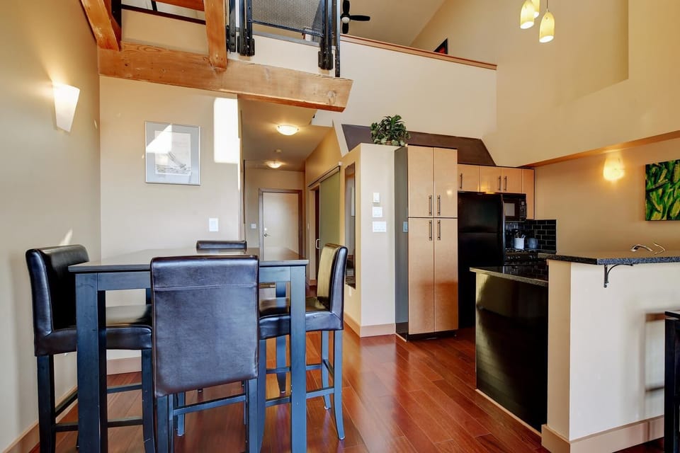Enjoy breakfast with a view! Dining counter set right off the kitchen for convenient everyday meals.