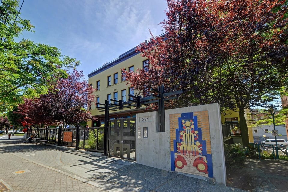 Location perfection! Stay right in the heart of the historic district, surrounded by mature trees and local culture.