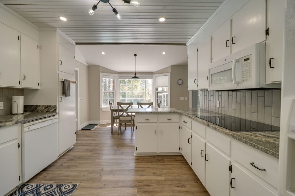 Kitchen | Cooking Basics | Coffee Maker | Paper Towels/Trash Bags Provided