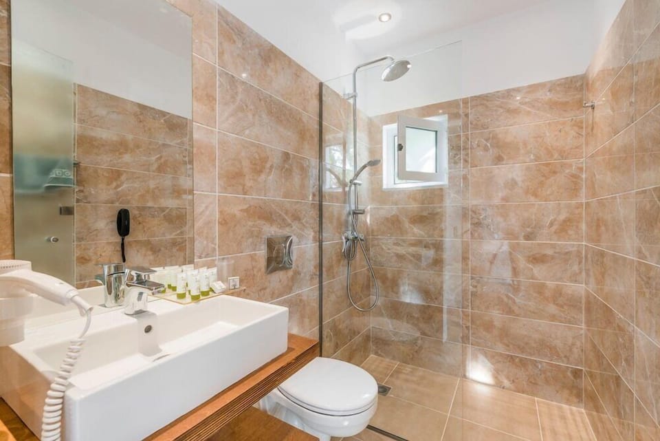 Shower, free toiletries, hair dryer, towels