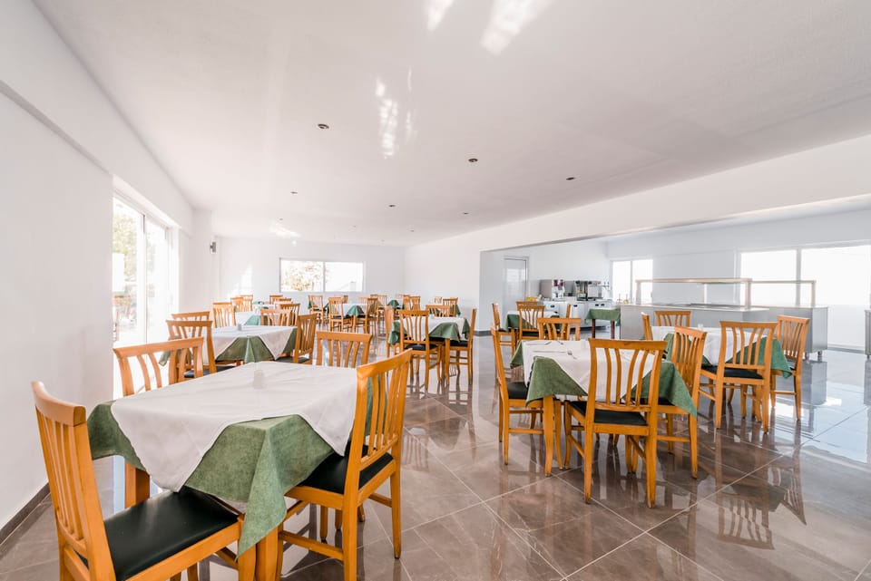 Daily continental breakfast (EUR 7 per person)