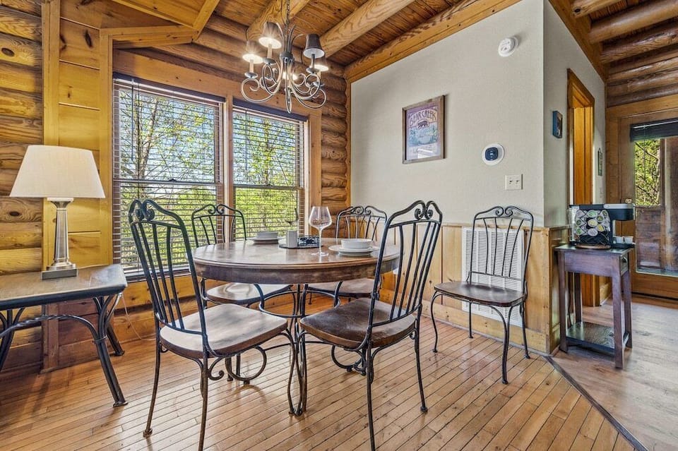 Cozy Bear Cove's inviting dining area