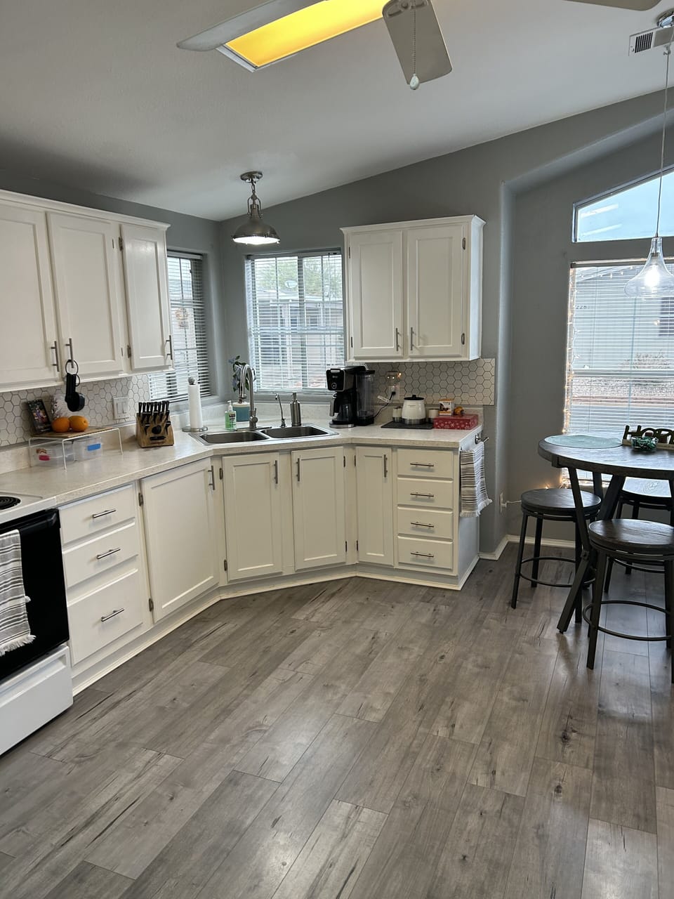 Well equipped modern kitchen. FYI: No dishwasher 